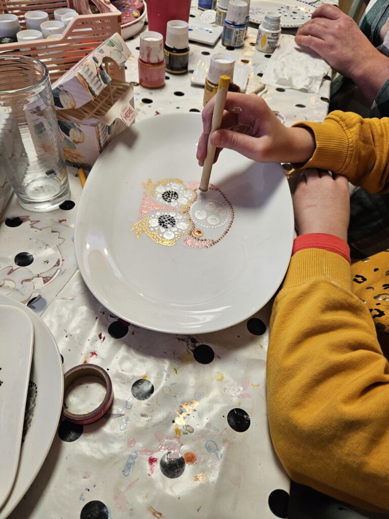 workshop, kinderfeestje, kinderfeestjes, kinderfeestjeporseleinverf, kinderfeestjeporseleinstippen, kinderfeestje porselein stippen, knutselen, kinder knutselen, creatief feestje