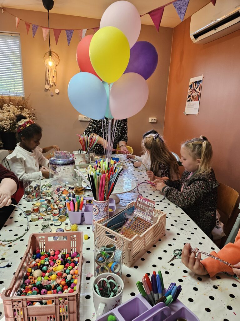 kinderfeestje, kinderfeestjes, feestjes, kinder knutselen, Bij Sientje