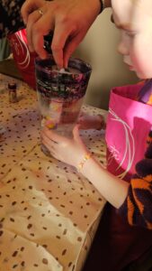 ouder en kind workshop, workshop kaarsen, workshop porseleinverf, workshop moswandje, workshop candy jar, workshop droogbloemen, workshop droogbloemen in borduurring